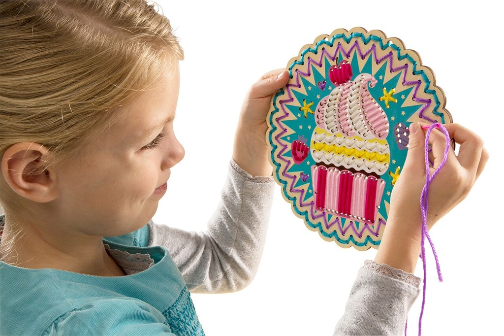 8918 - Embroidery Made Easy - Cupcake
